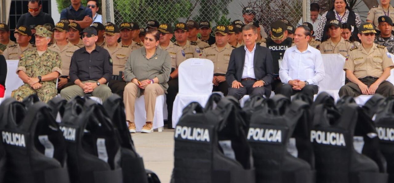 Ministra Palencia entregó chalecos de protección balística a la Policía Nacional e informó acciones del Bloque de Seguridad