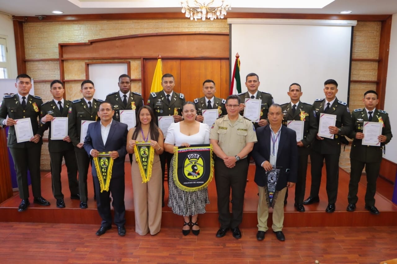 GOBERNADORA OTORGÓ RECONOCIMIENTO A 30 POLICÍAS EN MANABÍ