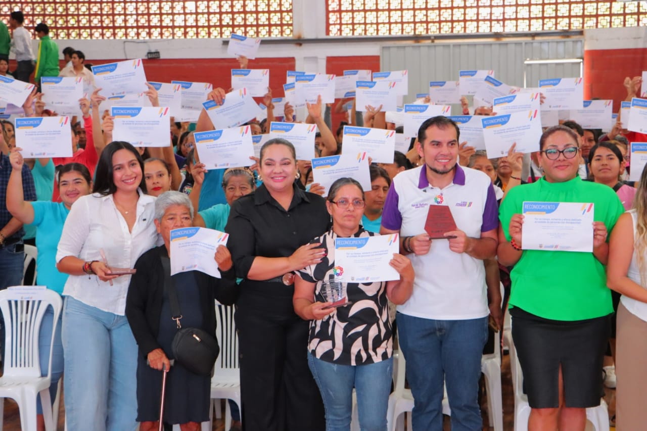 “Quien cuida importa”: Manabí reconoce a los héroes del cuidado en emotivo acto con Aurora Valle