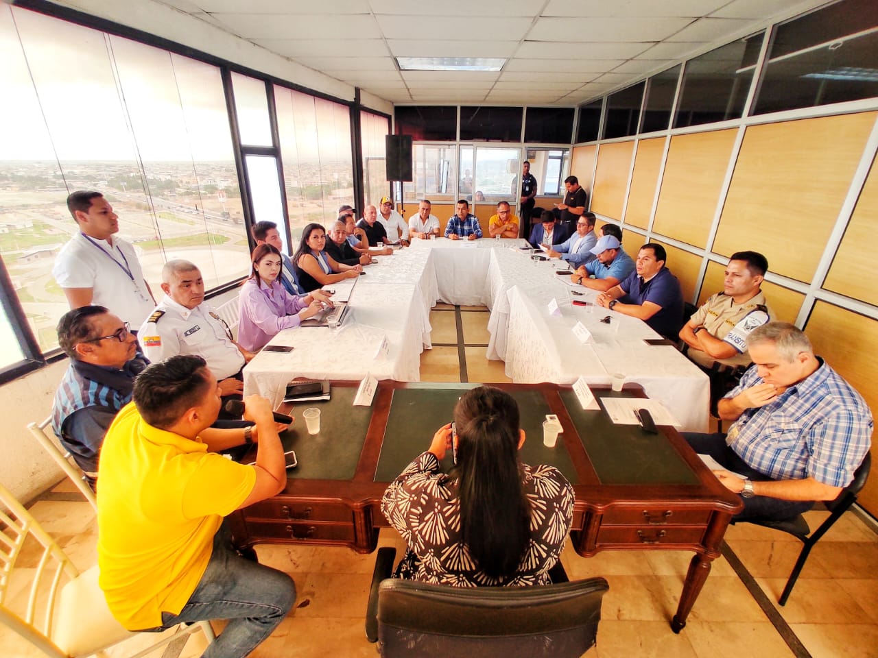 LA GOBERNADORA AURORA VALLE IMPULSA MESA TÉCNICA CON TRANSPORTISTAS DE MANTA PARA MEJORAR MOVILIDAD Y SEGURIDAD