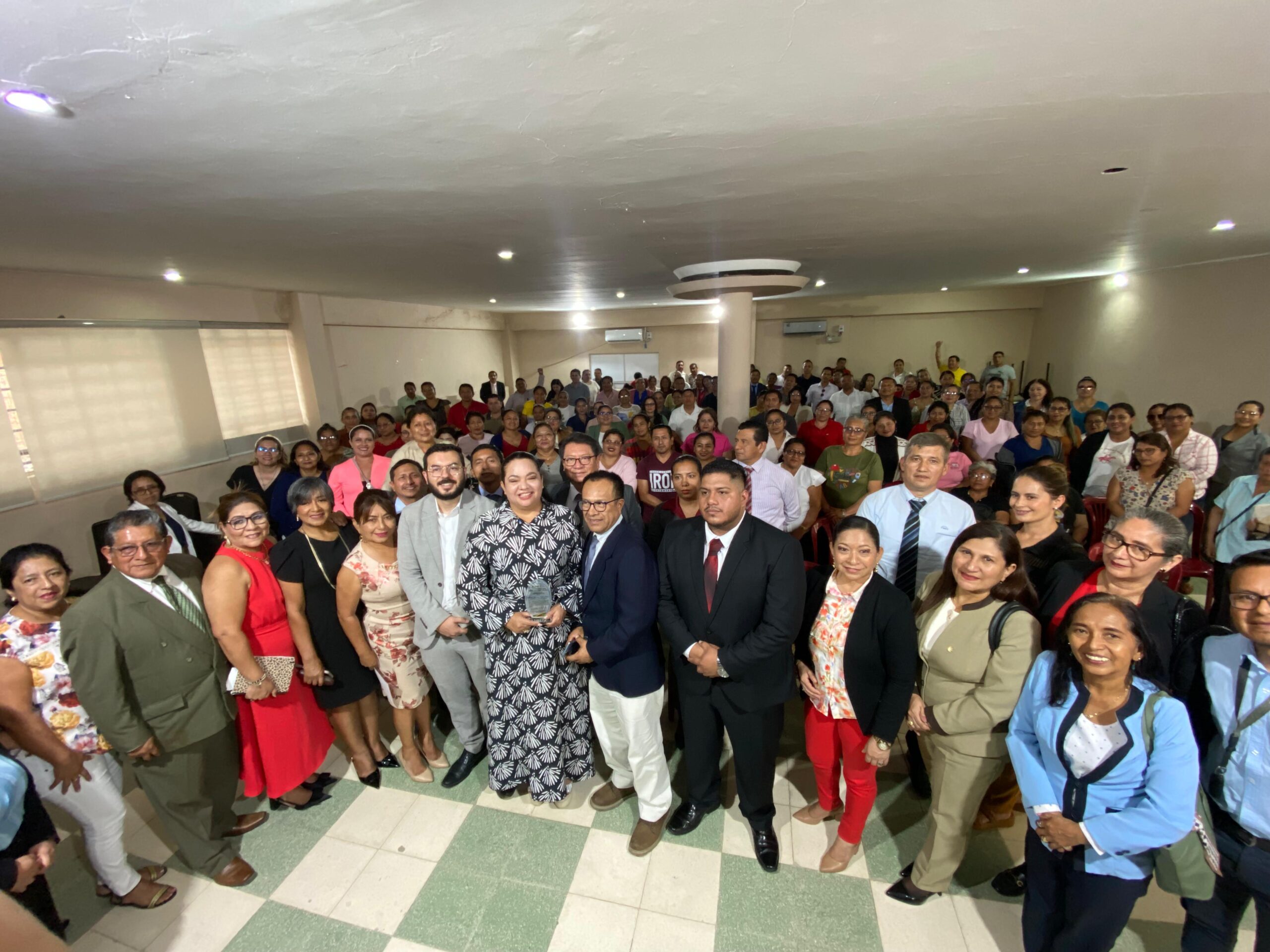 GOBERNADORA AURORA VALLE RECONOCIDA POR SU COMPROMISO CON LA EDUCACIÓN EN MANABÍ