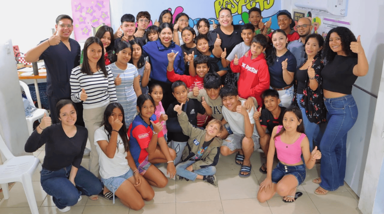 PERSONAL DE LA GOBERNACION COMPARTIO CON JOVENES DEL CENTRO CIVICO LA OLEADA EN MANTA
