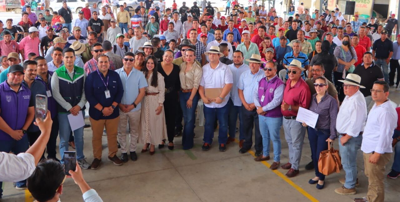 GOBIERNO ENTREGA 22 PERSONERIAS JURIDICAS EN MANABI PARA POTENCIAR RIEGO, AGUA POTABLE Y DESARROLLO RURAL