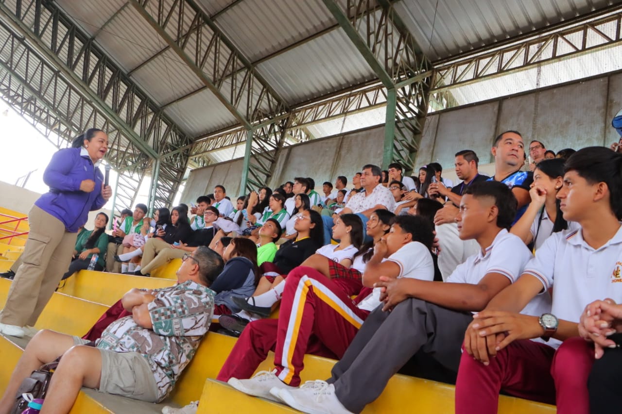 Gobernadora Aurora Valle impulsa el valor de la política pública con jóvenes de Chone