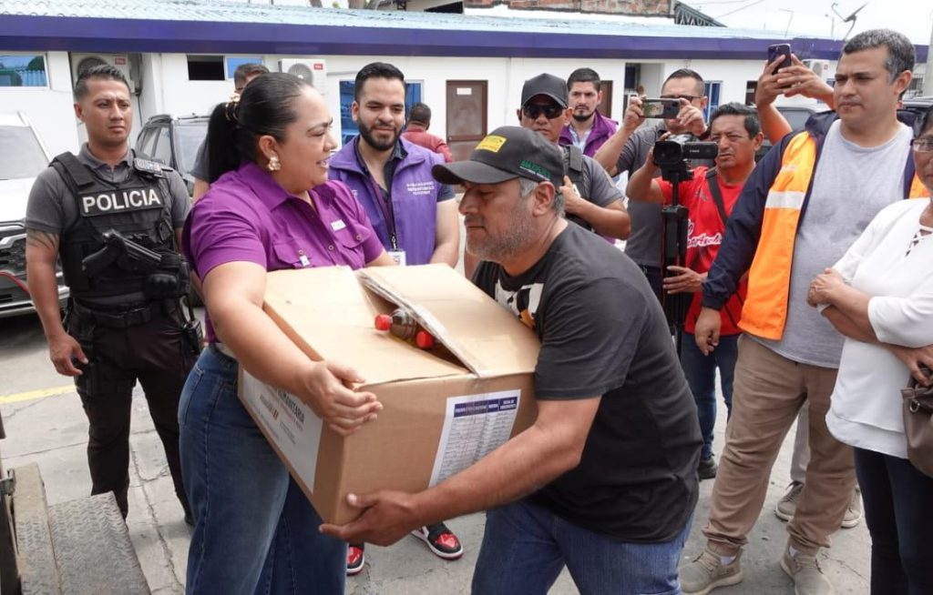 Gobierno del Ecuador cumple con los pescadores de Manta: 30 afectados reciben bono de contingencia tras incendio de embarcaciones